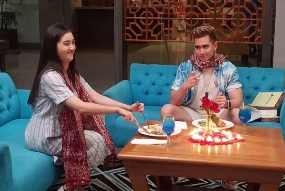 Verell Bramasta dan Ranty Maria di Pulau Bangka © 2020 brilio.net Verell Bramasta dan Ranty Maria di Pulau Bangka © 2020 brilio.net