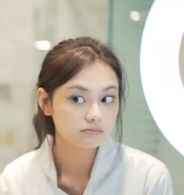 Gege Elisa tanpa makeup © YouTube