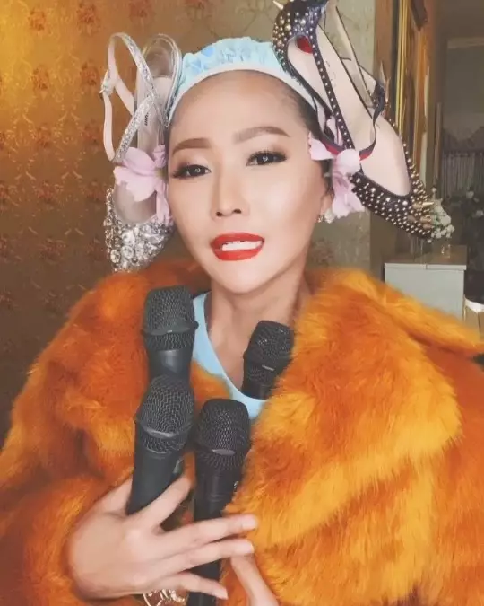 aksesori kepala Inul © 2020 brilio.net aksesori kepala Inul © 2020 brilio.net