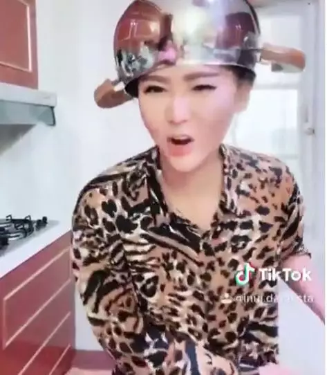 aksesori kepala Inul © 2020 brilio.net aksesori kepala Inul © 2020 brilio.net