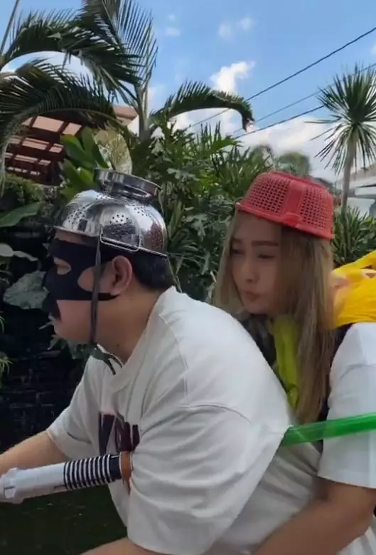 aksesori kepala Inul © 2020 brilio.net aksesori kepala Inul © 2020 brilio.net