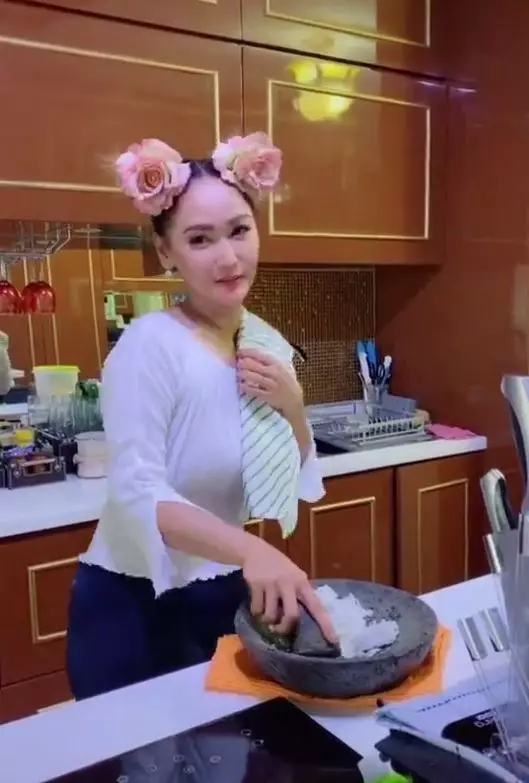 aksesori kepala Inul © 2020 brilio.net aksesori kepala Inul © 2020 brilio.net