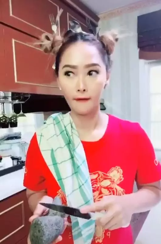 aksesori kepala Inul © 2020 brilio.net aksesori kepala Inul © 2020 brilio.net