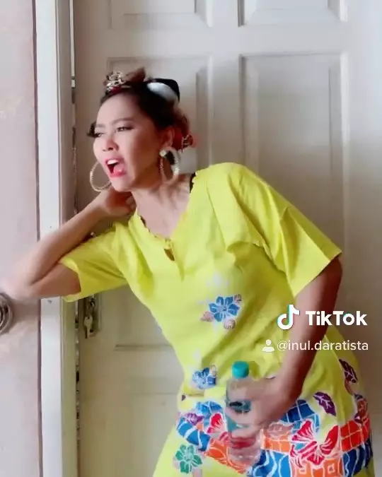 aksesori kepala Inul © 2020 brilio.net aksesori kepala Inul © 2020 brilio.net