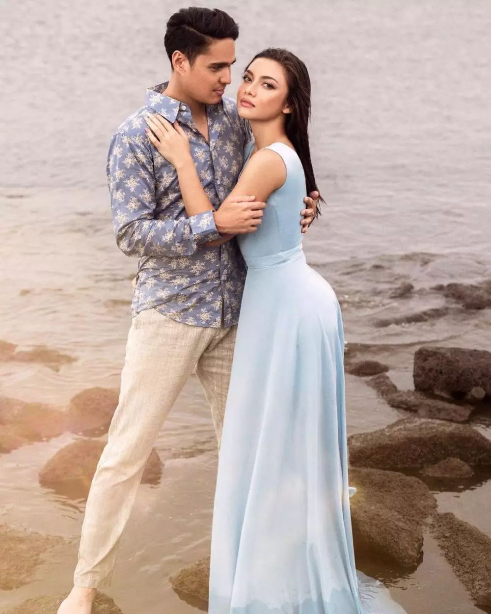 Angela Gilsha & Mischa di pantai © Instagram Angela Gilsha & Mischa di pantai © Instagram