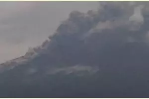 Gunung Semeru meletus, material vulkanik meluncur sekitar 11 km