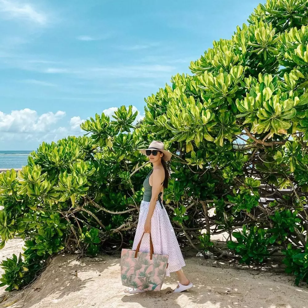 Momen liburan Cathy Sharon dan Julie Estelle  © Instagram