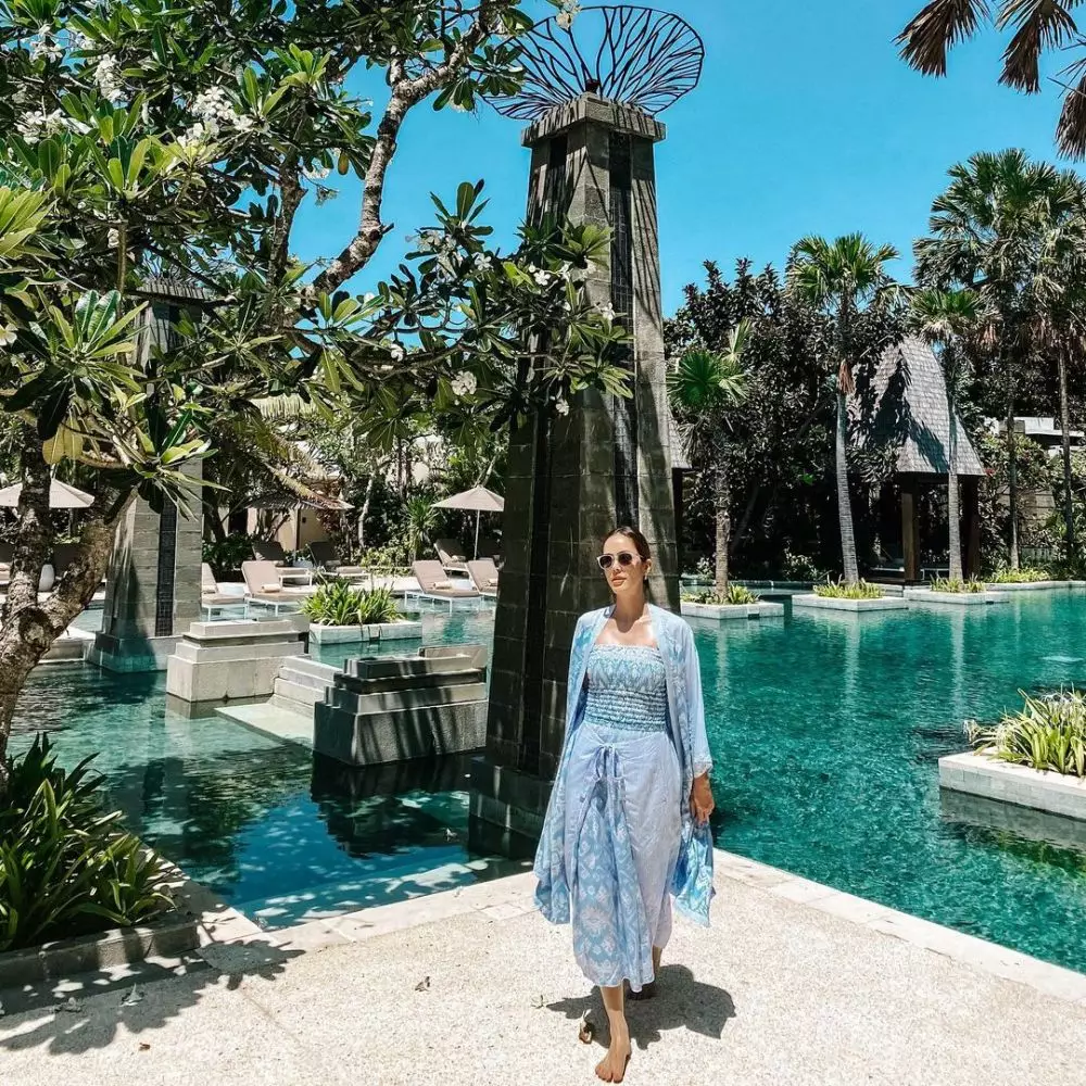 Momen liburan Cathy Sharon dan Julie Estelle  © Instagram