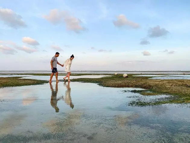 Momen liburan Cathy Sharon dan Julie Estelle  © Instagram