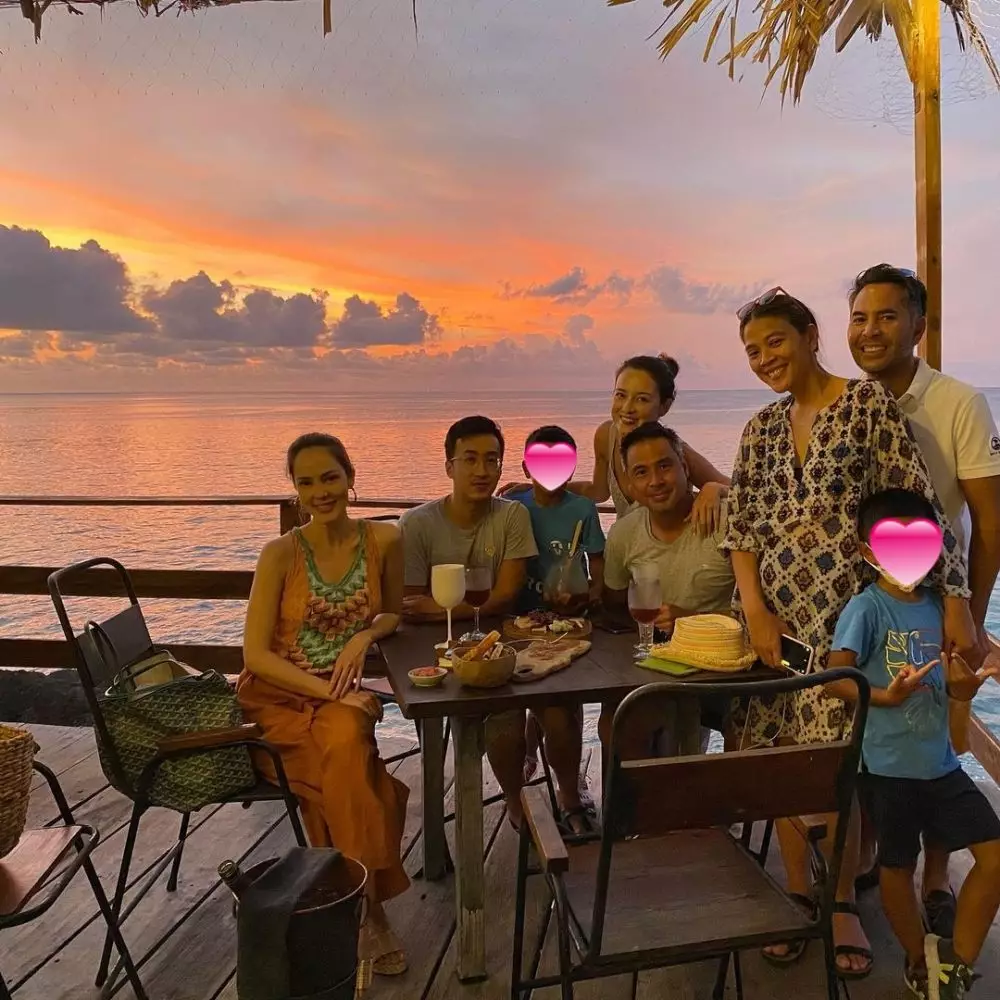 Momen liburan Cathy Sharon dan Julie Estelle  © Instagram