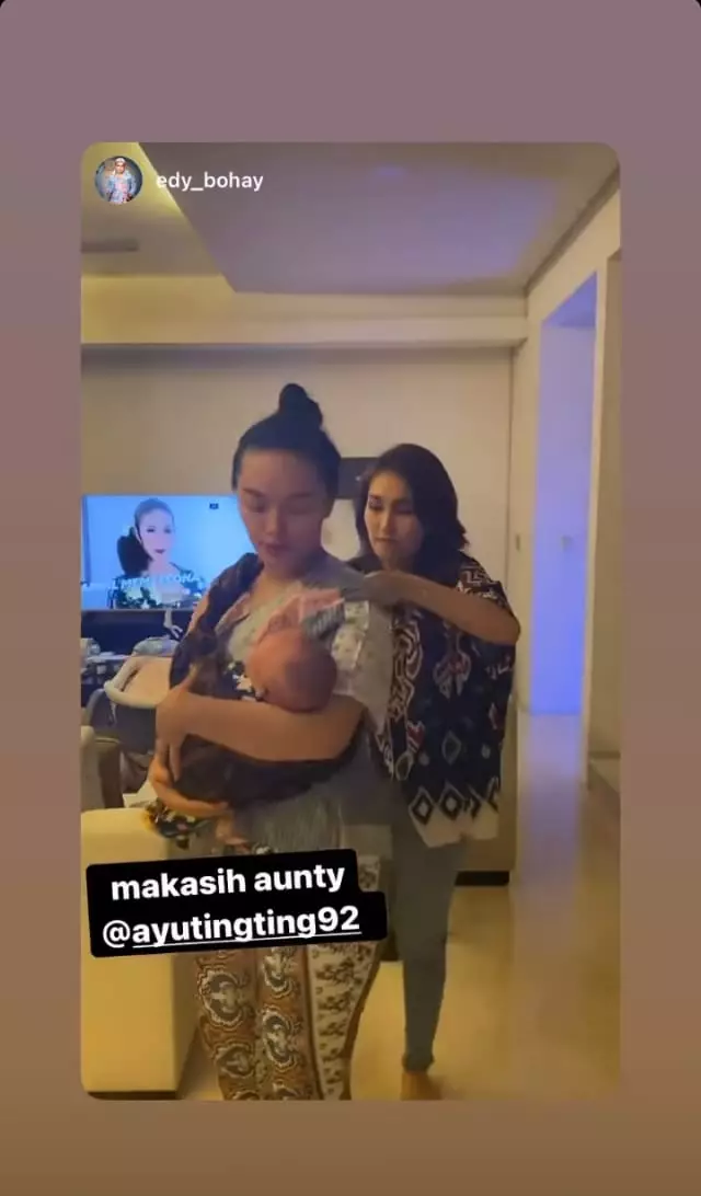 Momen Ayu Ting Ting jenguk Zaskia Gotik © Instagram Momen Ayu Ting Ting jenguk Zaskia Gotik © Instagram