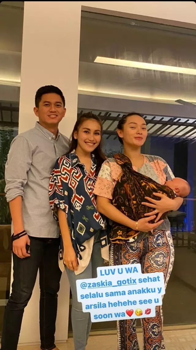Momen Ayu Ting Ting jenguk Zaskia Gotik © Instagram Momen Ayu Ting Ting jenguk Zaskia Gotik © Instagram
