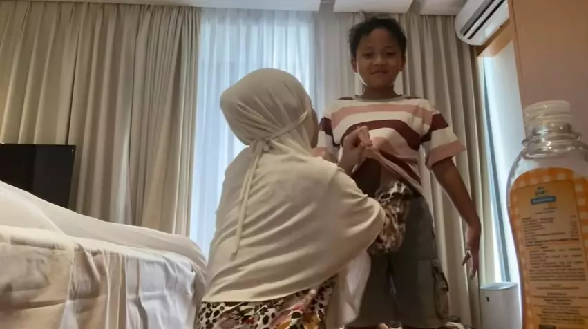 Momen Nathalie Holscher momong anak © YouTube Momen Nathalie Holscher momong anak © YouTube