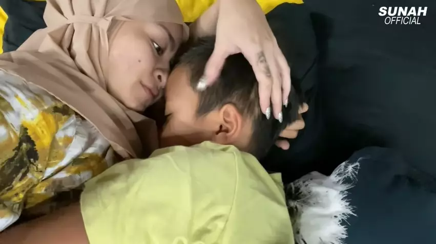 Momen Nathalie Holscher momong anak © YouTube Momen Nathalie Holscher momong anak © YouTube