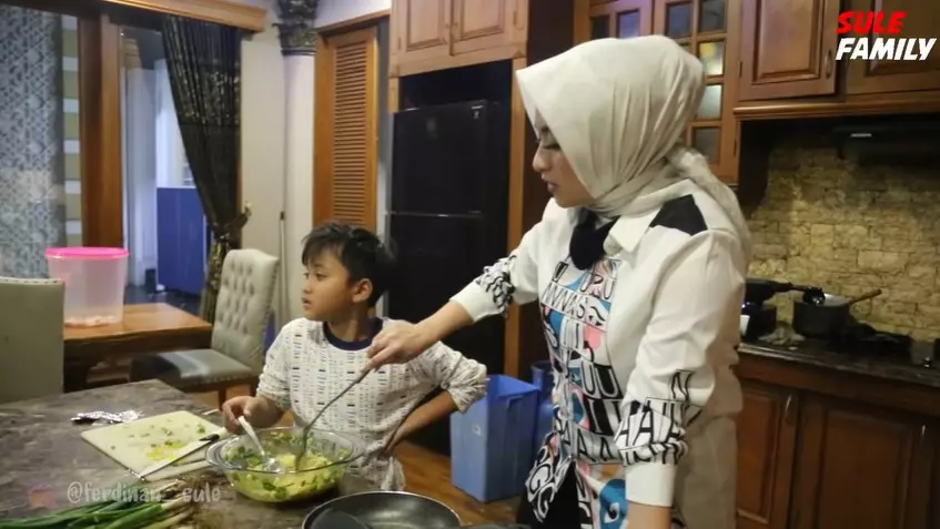 Momen Nathalie Holscher momong anak © YouTube Momen Nathalie Holscher momong anak © YouTube