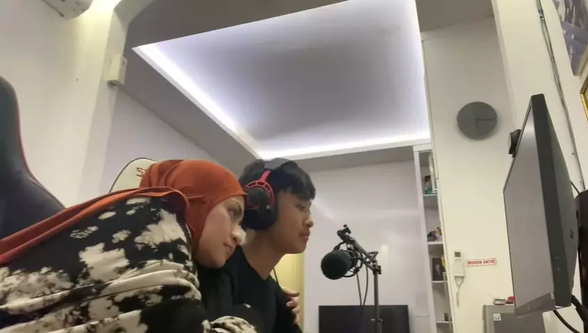 Momen Nathalie Holscher momong anak © YouTube Momen Nathalie Holscher momong anak © YouTube