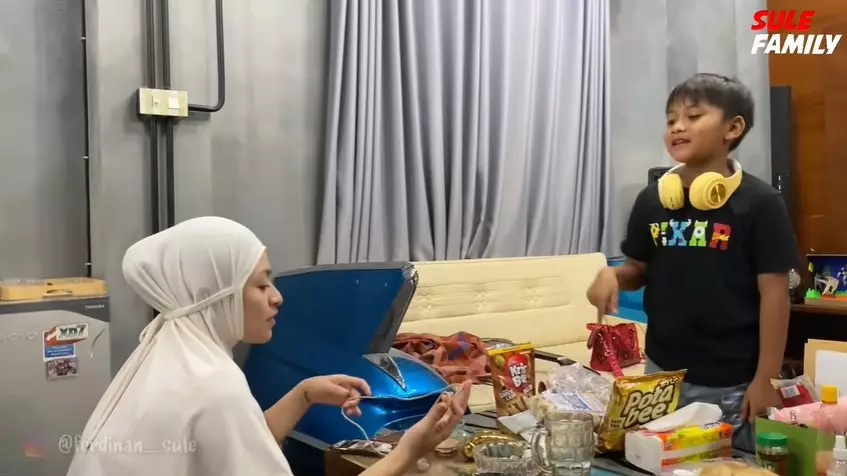 Momen Nathalie Holscher momong anak © YouTube Momen Nathalie Holscher momong anak © YouTube