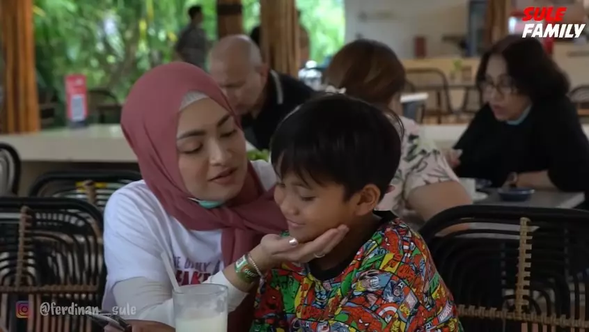 Momen Nathalie Holscher momong anak © YouTube Momen Nathalie Holscher momong anak © YouTube