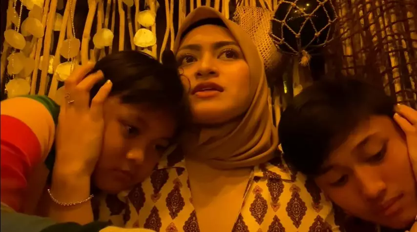 Momen Nathalie Holscher momong anak © YouTube Momen Nathalie Holscher momong anak © YouTube