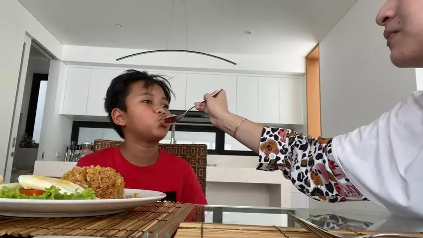 Momen Nathalie Holscher momong anak © YouTube Momen Nathalie Holscher momong anak © YouTube