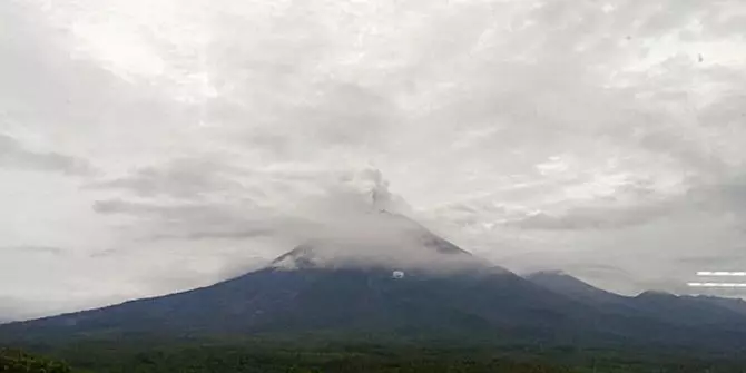Gunung Semeru terus luncurkan awan panas © Merdeka.com Gunung Semeru terus luncurkan awan panas © Merdeka.com