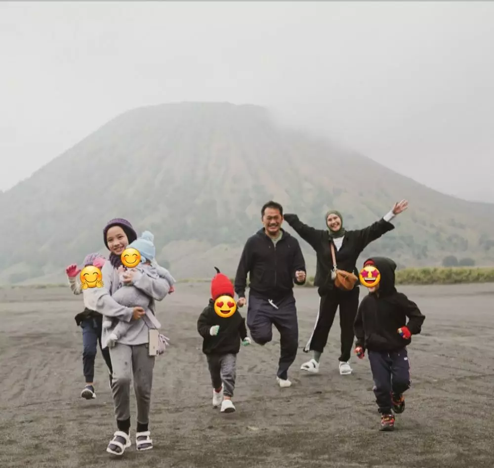 Gaya seleb liburan di Bromo © 2020 brilio.net Gaya seleb liburan di Bromo © 2020 brilio.net
