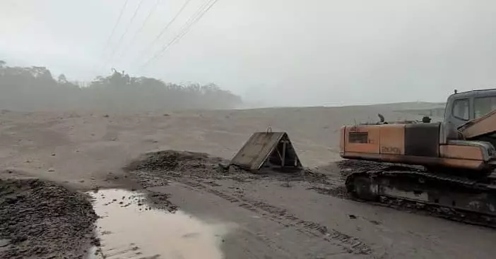 Operator alat berat semeru © Instagram Operator alat berat semeru © Instagram