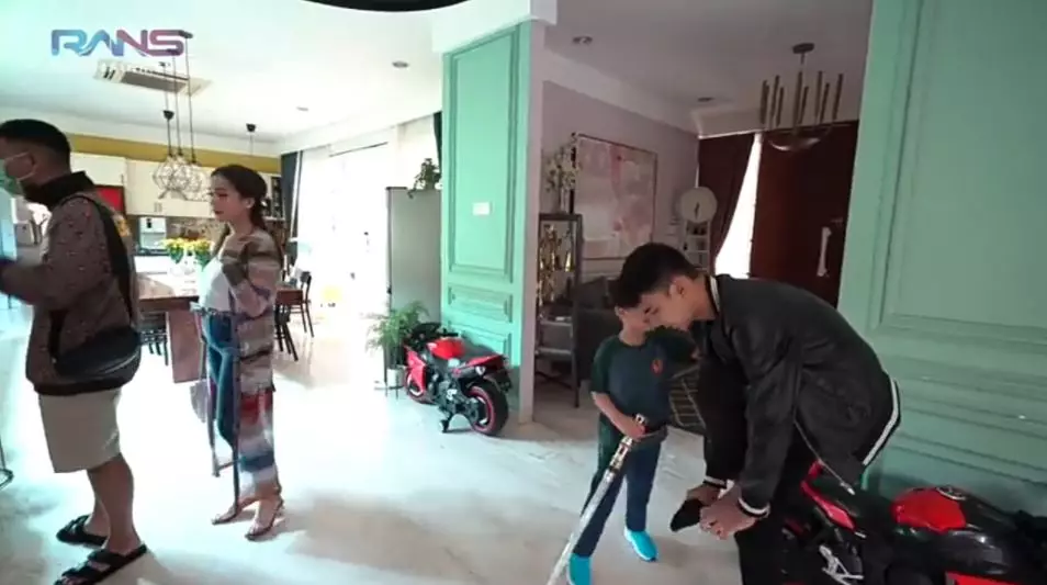 Dimas Ahmad ingin belikan mainan Rafathar © 2020 brilio.net YouTube