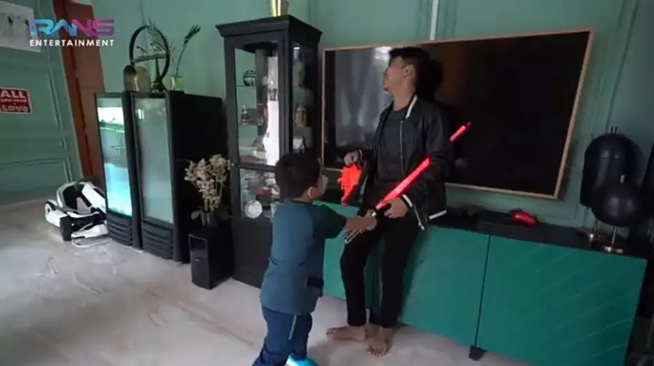 Dimas Ahmad ingin belikan mainan Rafathar © 2020 brilio.net YouTube