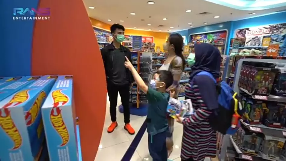 Dimas Ahmad ingin belikan mainan Rafathar © 2020 brilio.net YouTube