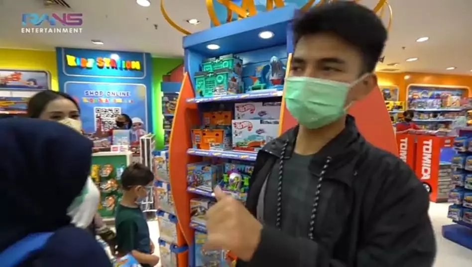 Dimas Ahmad ingin belikan mainan Rafathar © 2020 brilio.net YouTube