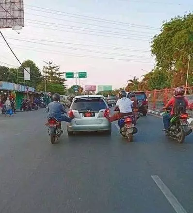 Aksi greget pengendara motor berbagai sumber Aksi greget pengendara motor berbagai sumber
