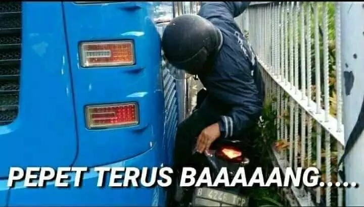 Aksi greget pengendara motor berbagai sumber Aksi greget pengendara motor berbagai sumber