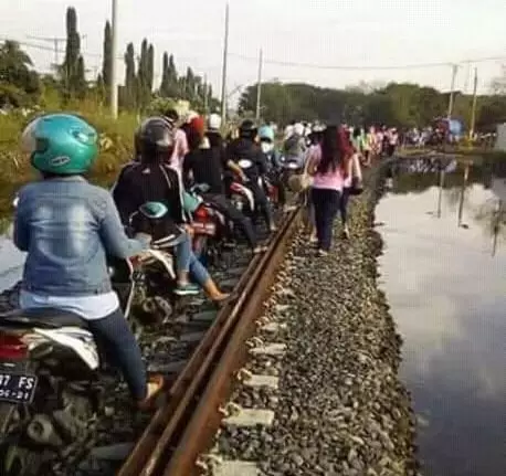 Aksi greget pengendara motor berbagai sumber Aksi greget pengendara motor berbagai sumber