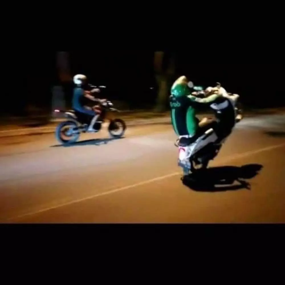 Aksi greget pengendara motor berbagai sumber Aksi greget pengendara motor berbagai sumber