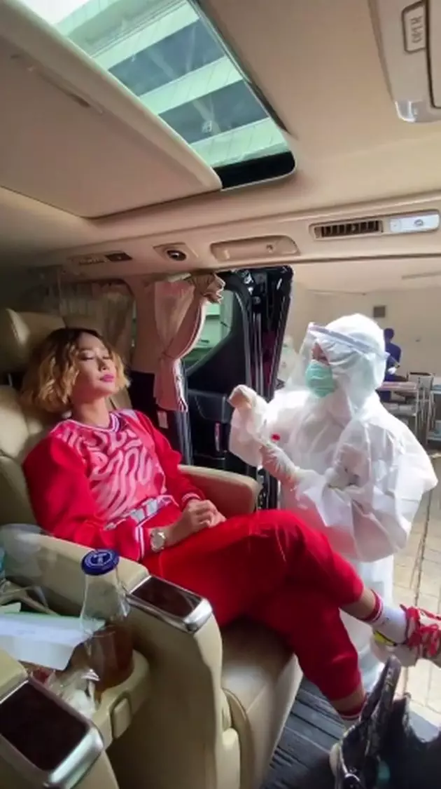 10 Momen Inul Daratista tes swab © Instagram