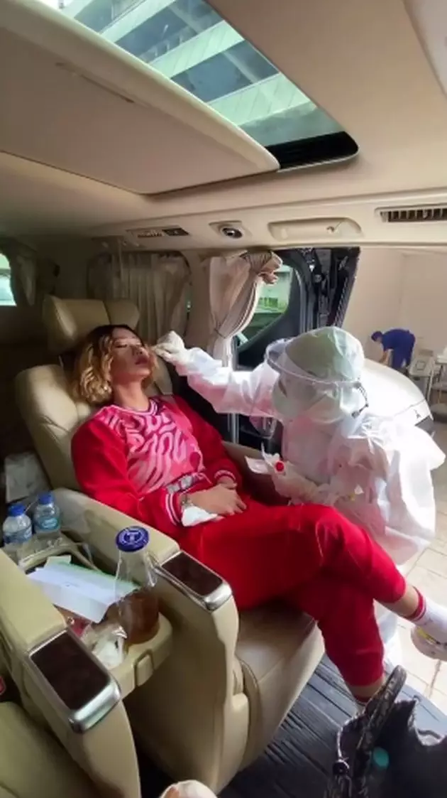 10 Momen Inul Daratista tes swab © Instagram