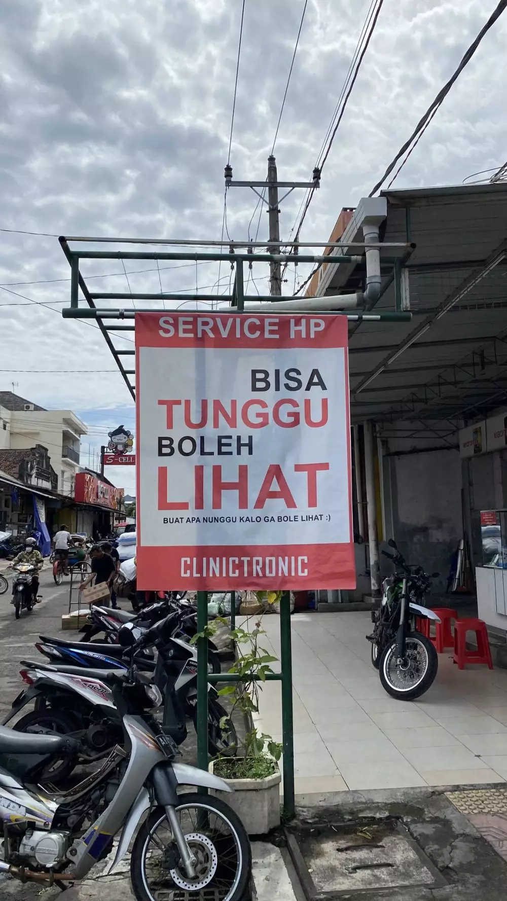 tulisan di spanduk pulsa © 2020 brilio.net