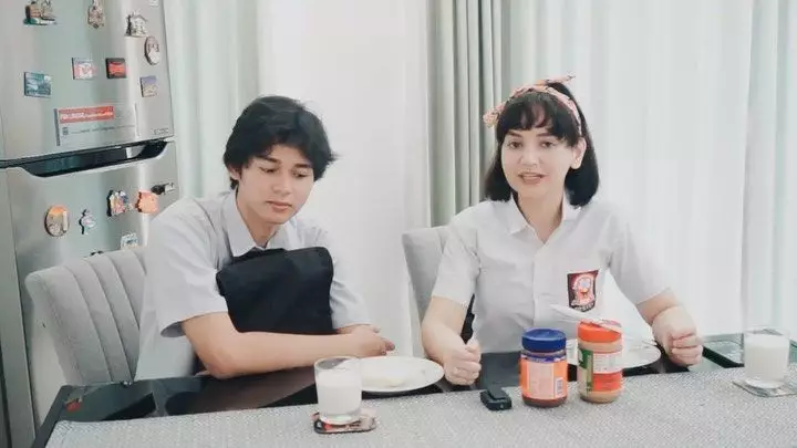 Seleb jadi ibu berseragam SMA © Instagram