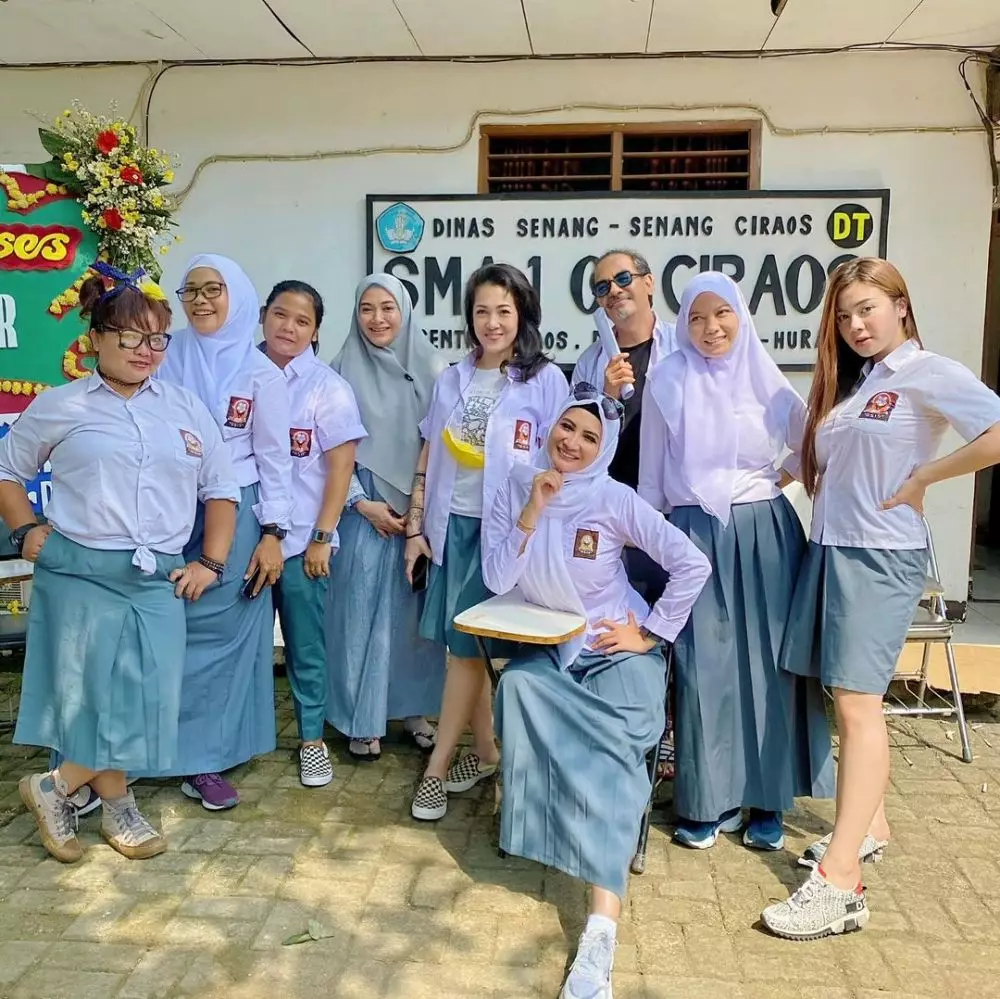 Seleb jadi ibu berseragam SMA © Instagram