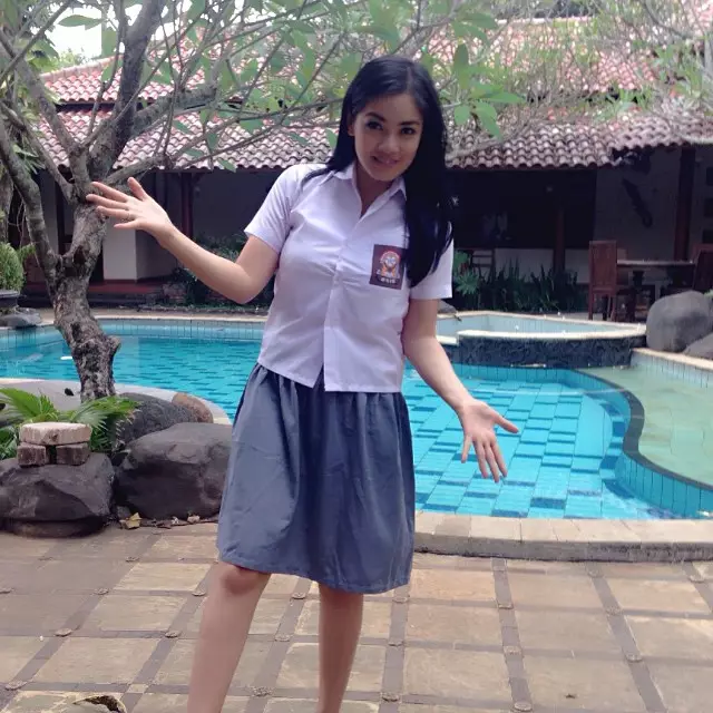 Seleb jadi ibu berseragam SMA © Instagram