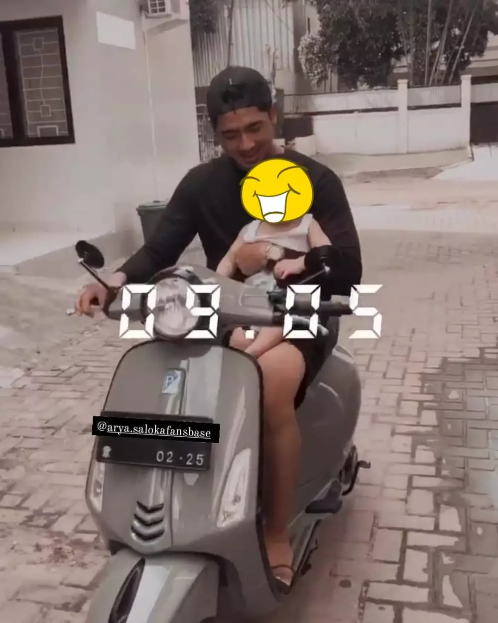 Arya Saloka momong anak © Instagram Arya Saloka momong anak © Instagram