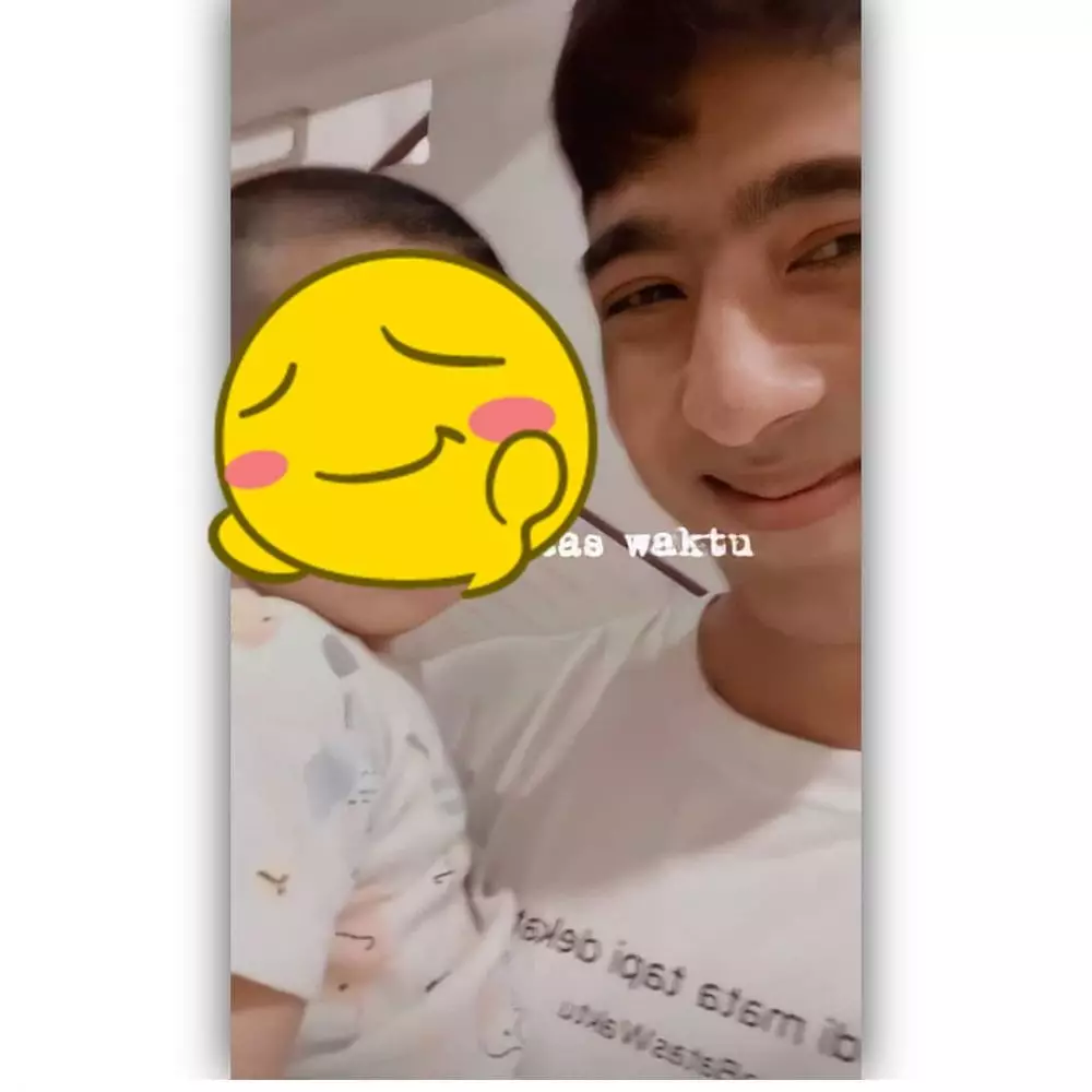 Arya Saloka momong anak © Instagram Arya Saloka momong anak © Instagram