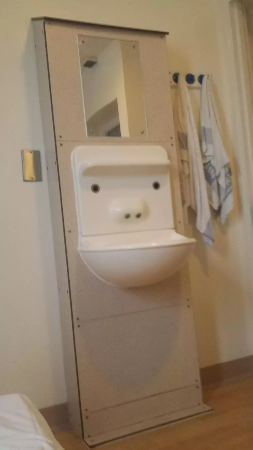 interior kamar mandi mirip wajah © Berbagai Sumber