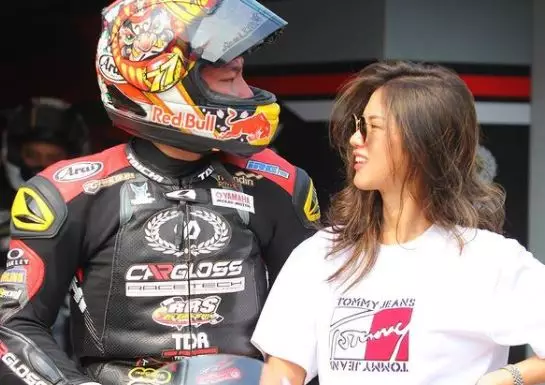 10 Gaya Eric Saputra suami Atries Angel istimewa