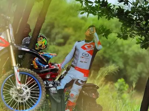 10 Gaya Eric Saputra suami Atries Angel istimewa