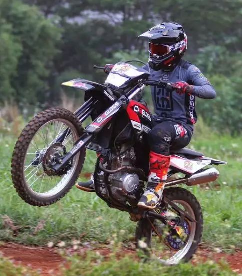 10 Gaya Eric Saputra suami Atries Angel istimewa