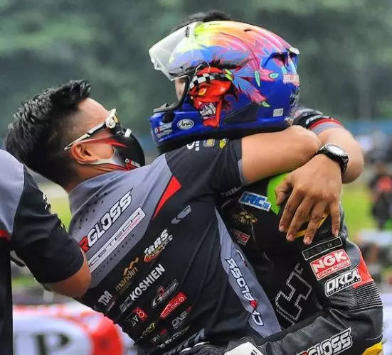 10 Gaya Eric Saputra suami Atries Angel istimewa