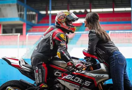 10 Gaya Eric Saputra suami Atries Angel istimewa