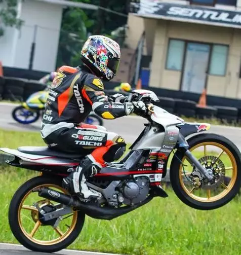 10 Gaya Eric Saputra suami Atries Angel istimewa